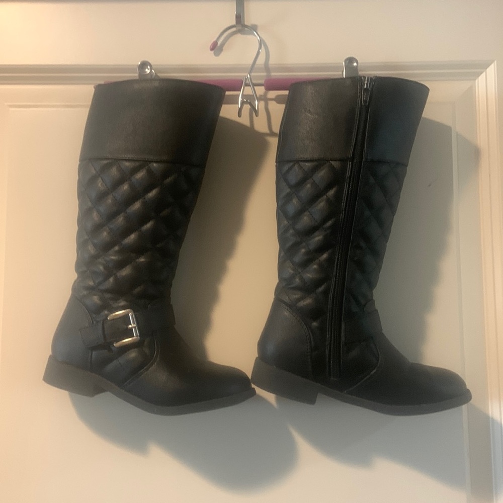 Girls size 12 black boots.